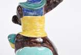 Estatueta em cerâmica oriental nas cores verde ... - Estatueta em cerâmica oriental nas cores verde e amarelo representando guerreiro (faltando a lança e pequenas partes, com lascados).