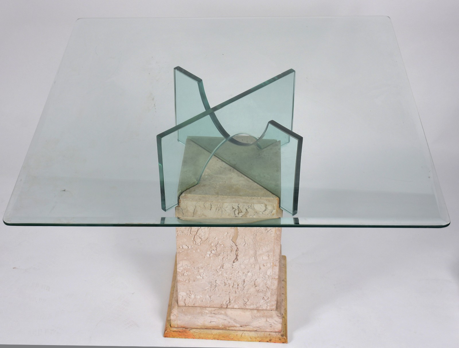 Mesa de centro com base de mármore e tampo de cristal bisotado. - foto 1 de 4