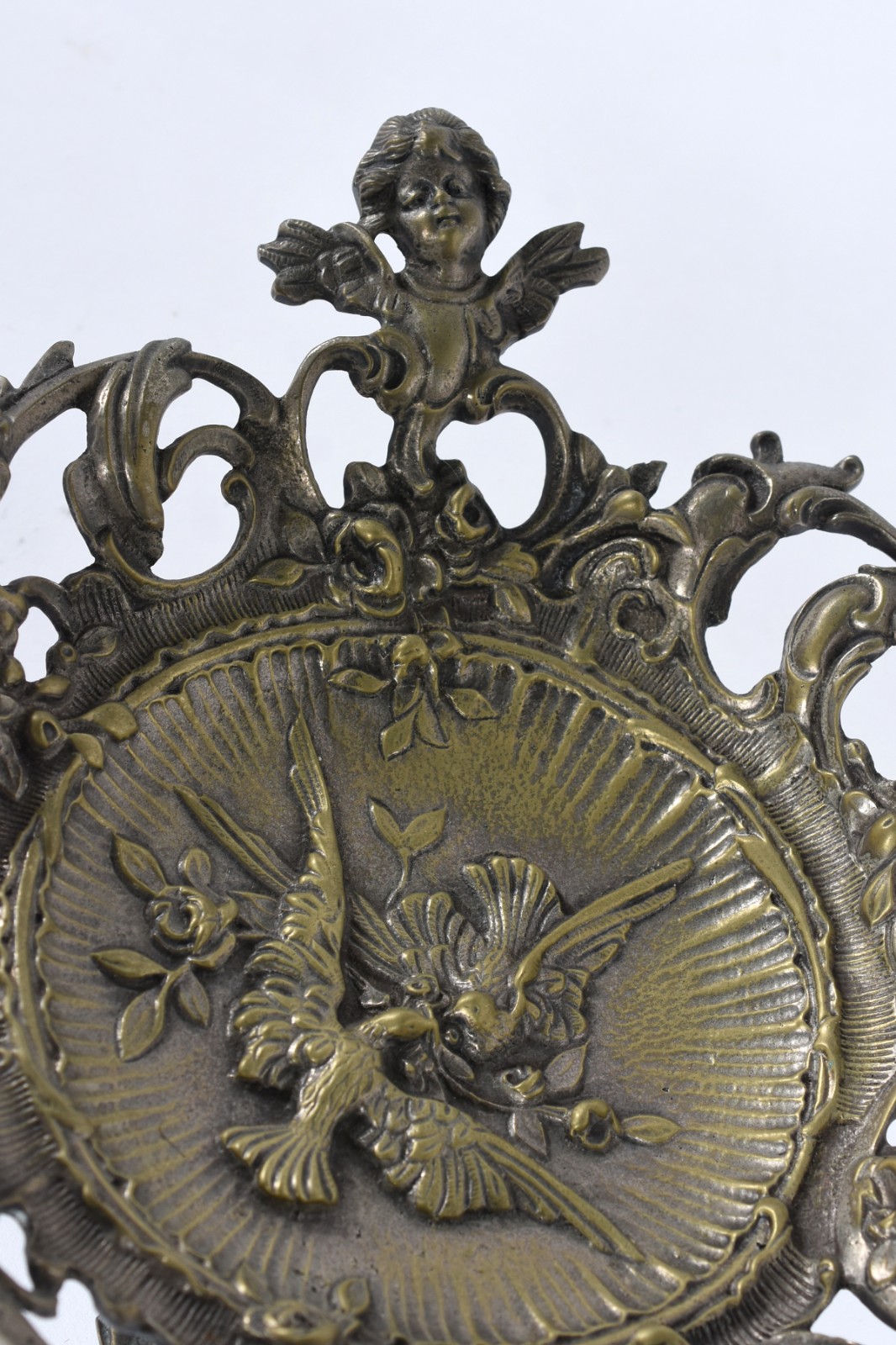 Porta cartão de bronze com figura de anjo e pombos em relevo, bordas... - foto 3 de 5