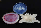 Três peças diversas, sendo: Fratelli Toso, Bowl... - Três peças diversas, sendo: Fratelli Toso, Bowl em formato ameboide medindo 25,5 cm, altura: 5 cm; Prato de parede em porcelana dinamarquesa Roy...