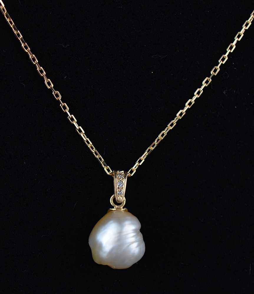 Pérola barroca, com 1,5 x 1,4 cms. e seu cordão, ouro 18 k na pérola... - foto 1 de 2