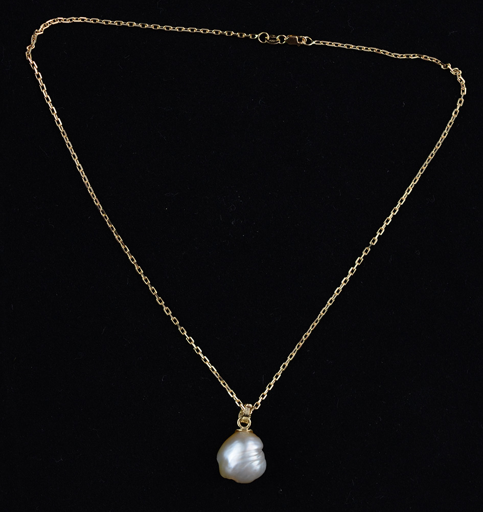 Pérola barroca, com 1,5 x 1,4 cms. e seu cordão, ouro 18 k na pérola... - foto 2 de 2