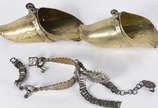 Três peças de metal sendo 2 antigas sapatas fem... - Três peças de metal sendo 2 antigas sapatas femininas de montaria e 1 estribo.