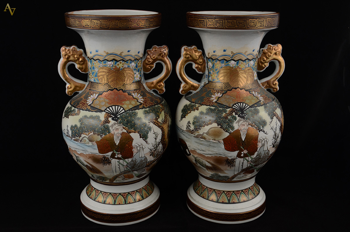 Par de ânforas em porcelana chinesa com policromia. Altura: 30 cm - foto 1 de 2