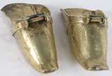 Três peças de metal sendo 2 antigas sapatas fem... - Três peças de metal sendo 2 antigas sapatas femininas de montaria e 1 estribo.