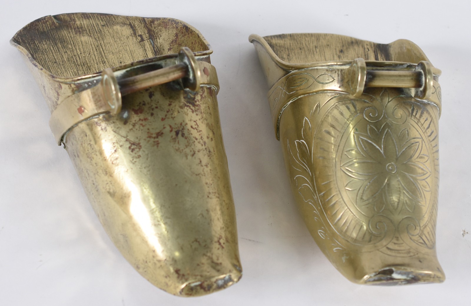 Três peças de metal sendo 2 antigas sapatas femininas de montaria e 1... - foto 2 de 5