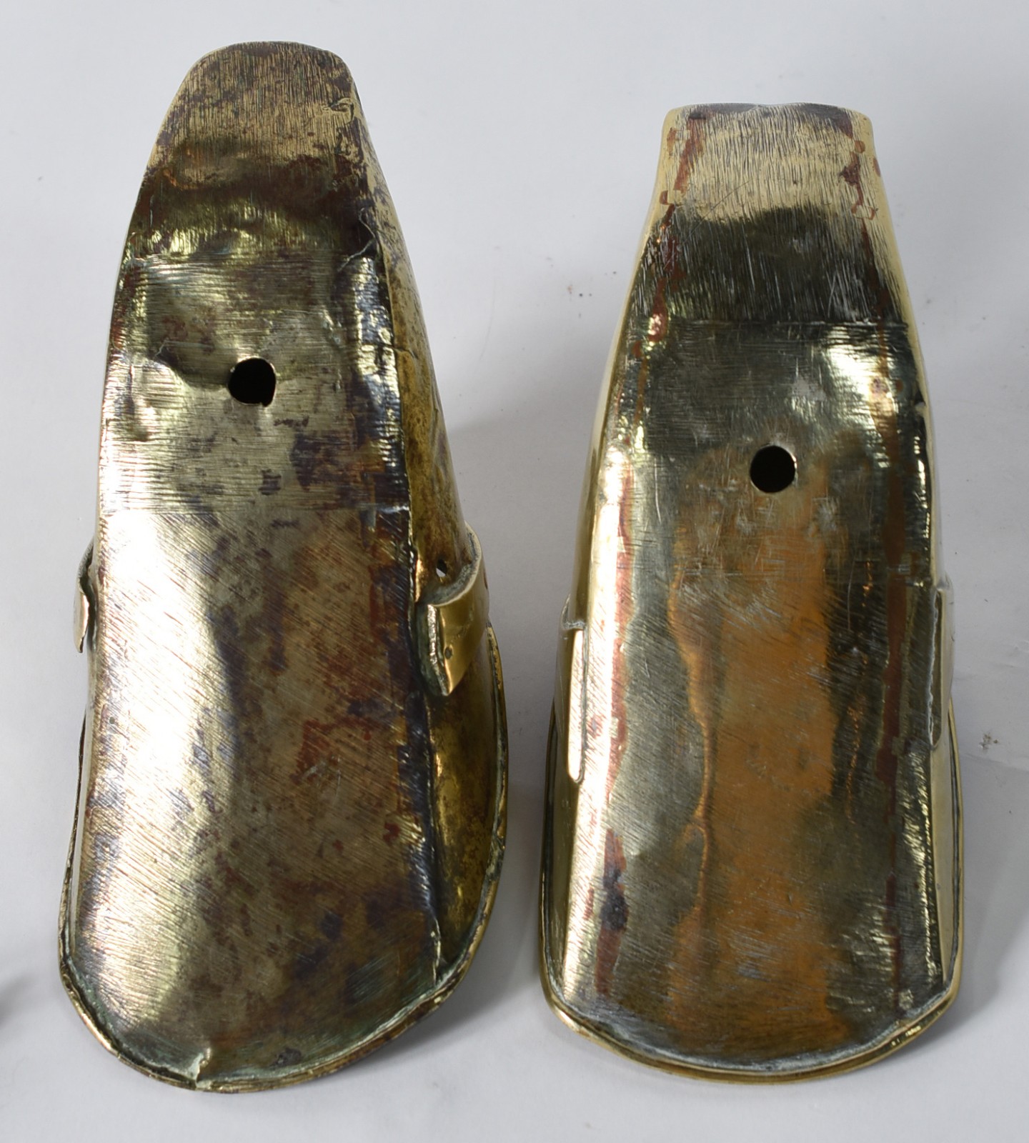 Três peças de metal sendo 2 antigas sapatas femininas de montaria e 1... - foto 4 de 5