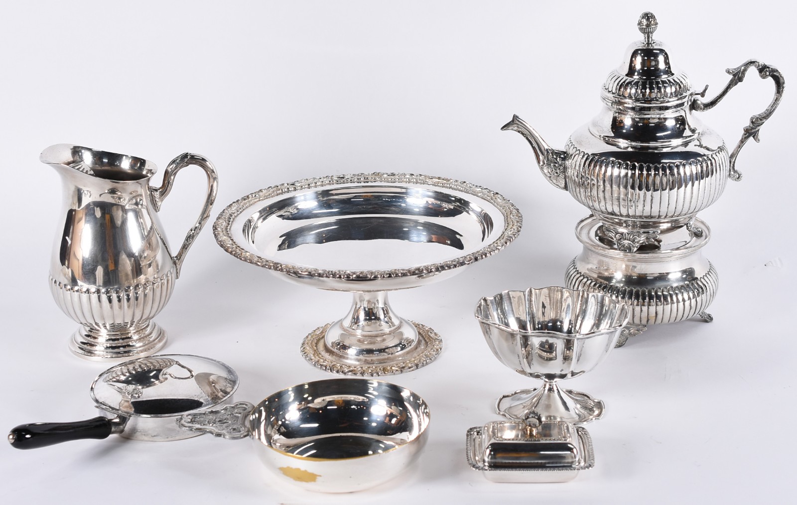 Sete peças diversas de metal prateado, sendo Samovar, jarra, fruteira... - foto 1 de 7