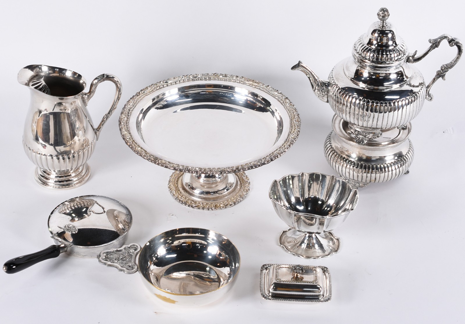 Sete peças diversas de metal prateado, sendo Samovar, jarra, fruteira... - foto 2 de 7