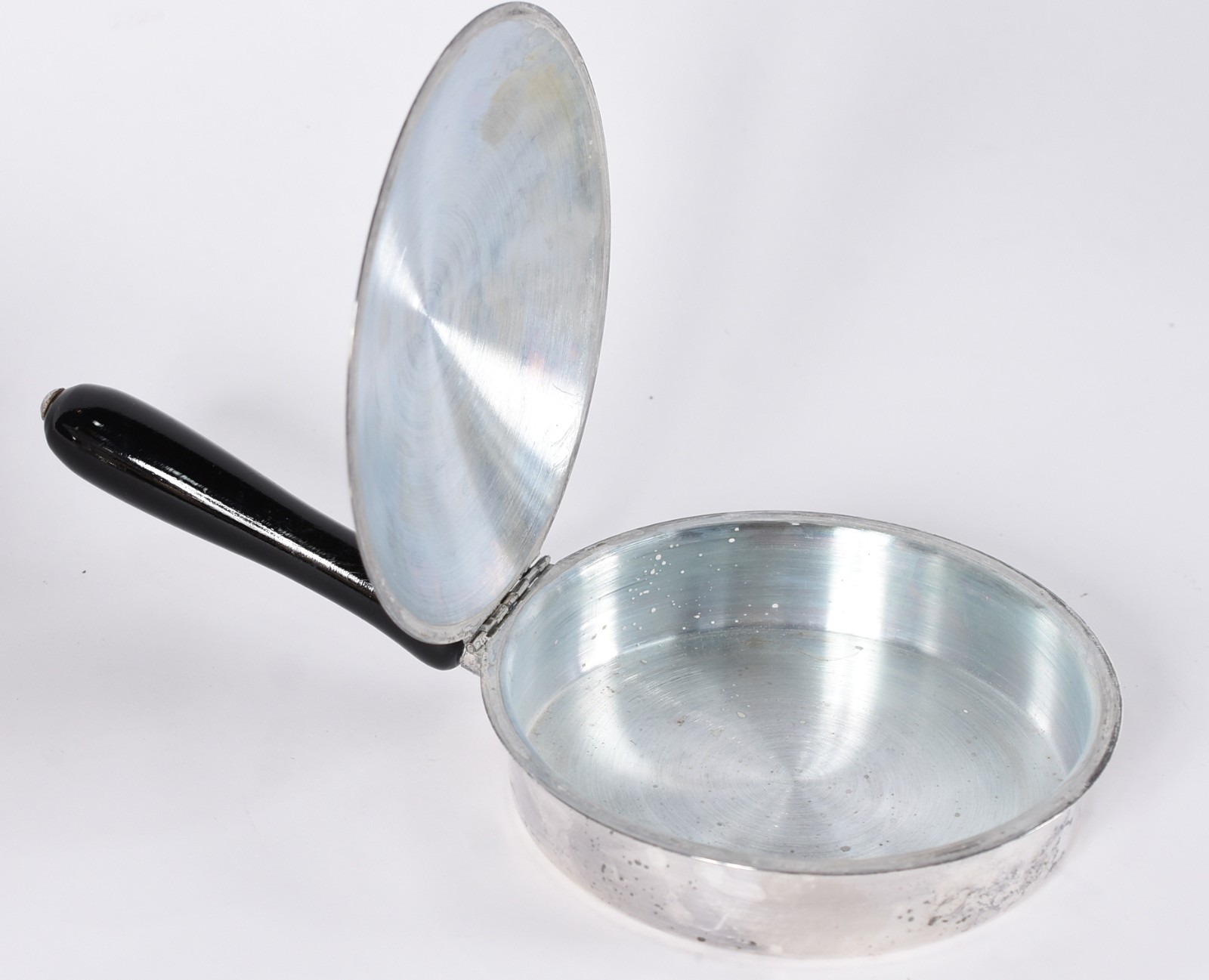 Sete peças diversas de metal prateado, sendo Samovar, jarra, fruteira... - foto 3 de 7