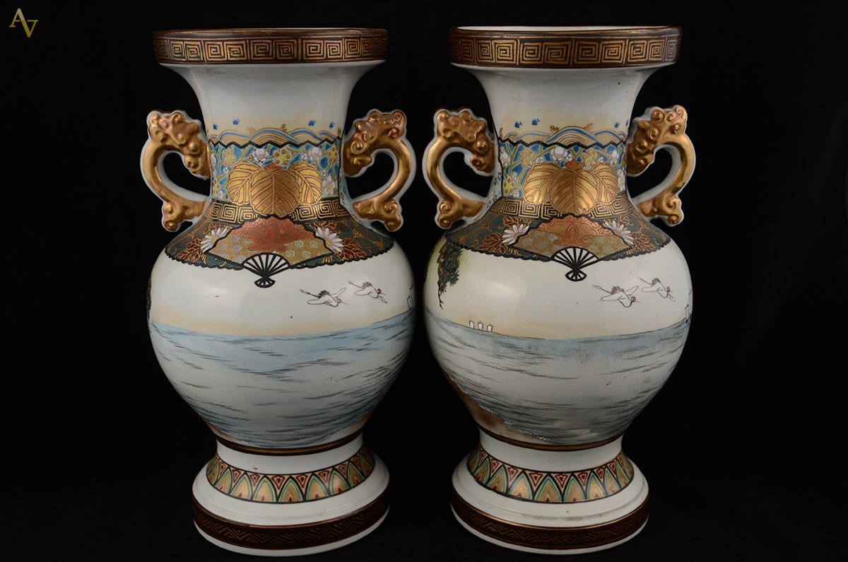 Par de ânforas em porcelana chinesa com policromia. Altura: 30 cm - foto 2 de 2