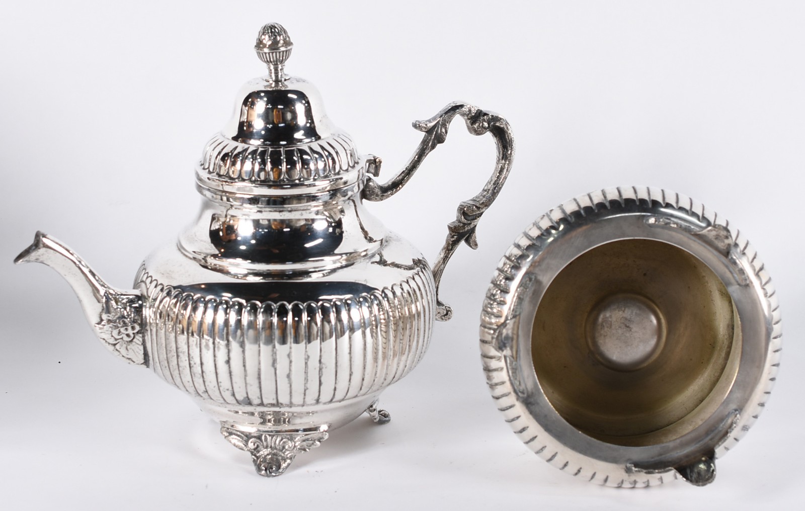 Sete peças diversas de metal prateado, sendo Samovar, jarra, fruteira... - foto 7 de 7