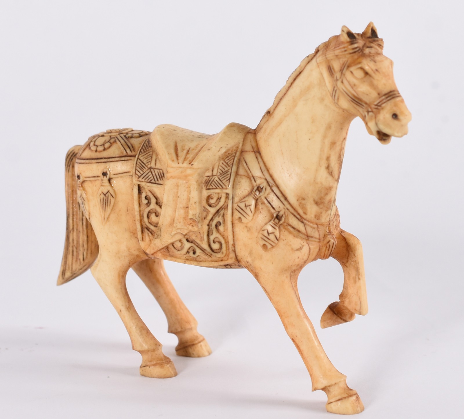 Escultura de marfim representando cavalo, com rabo colado. - foto 1 de 5