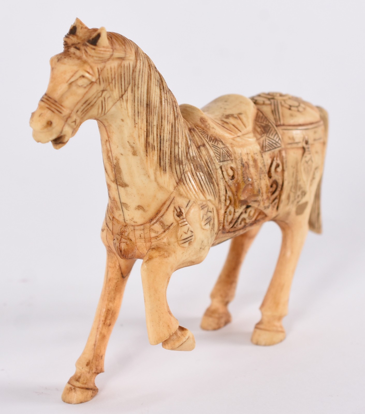 Escultura de marfim representando cavalo, com rabo colado. - foto 2 de 5