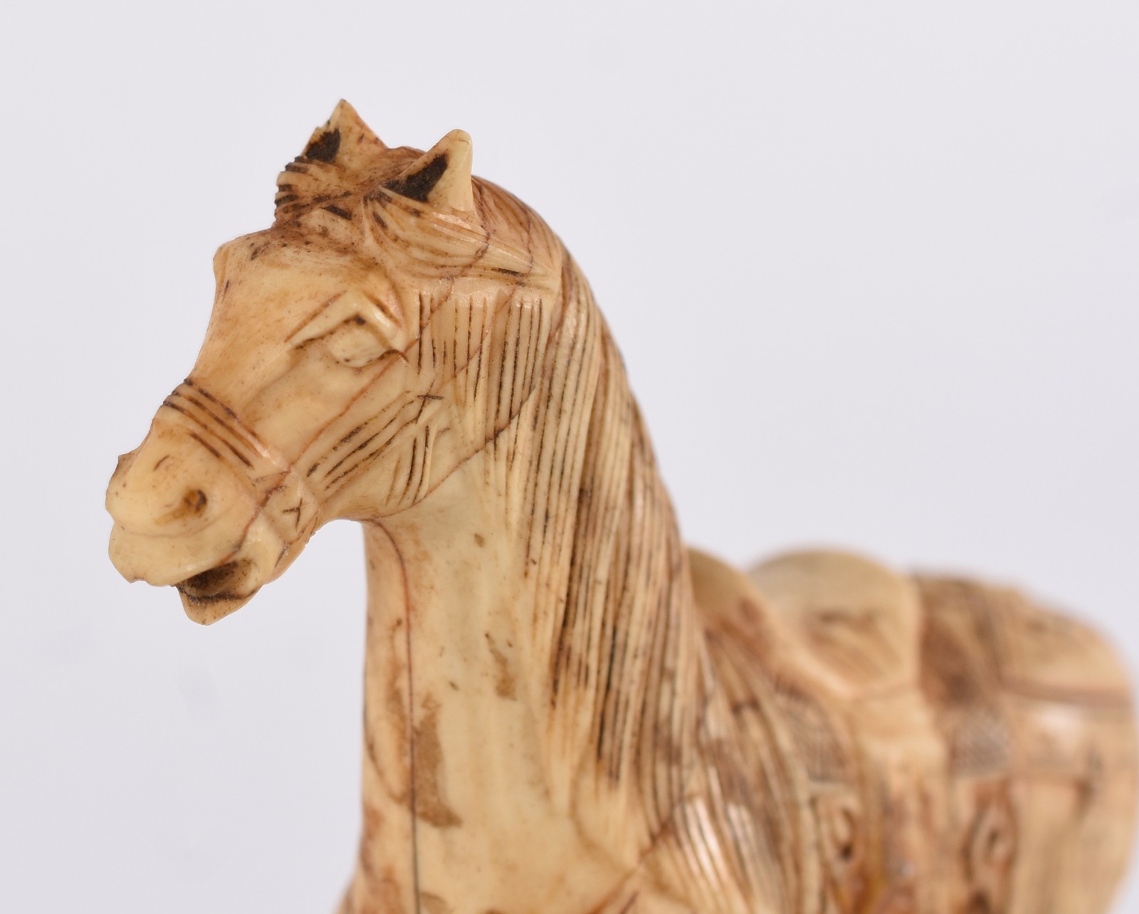 Escultura de marfim representando cavalo, com rabo colado. - foto 3 de 5