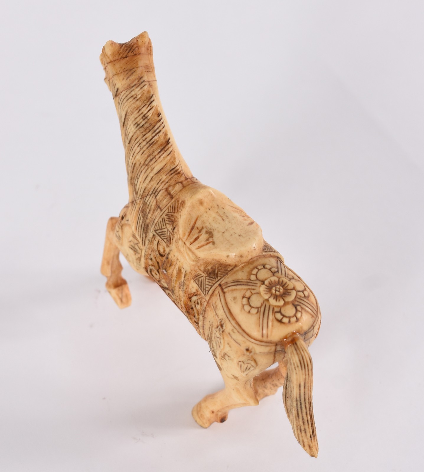 Escultura de marfim representando cavalo, com rabo colado. - foto 4 de 5