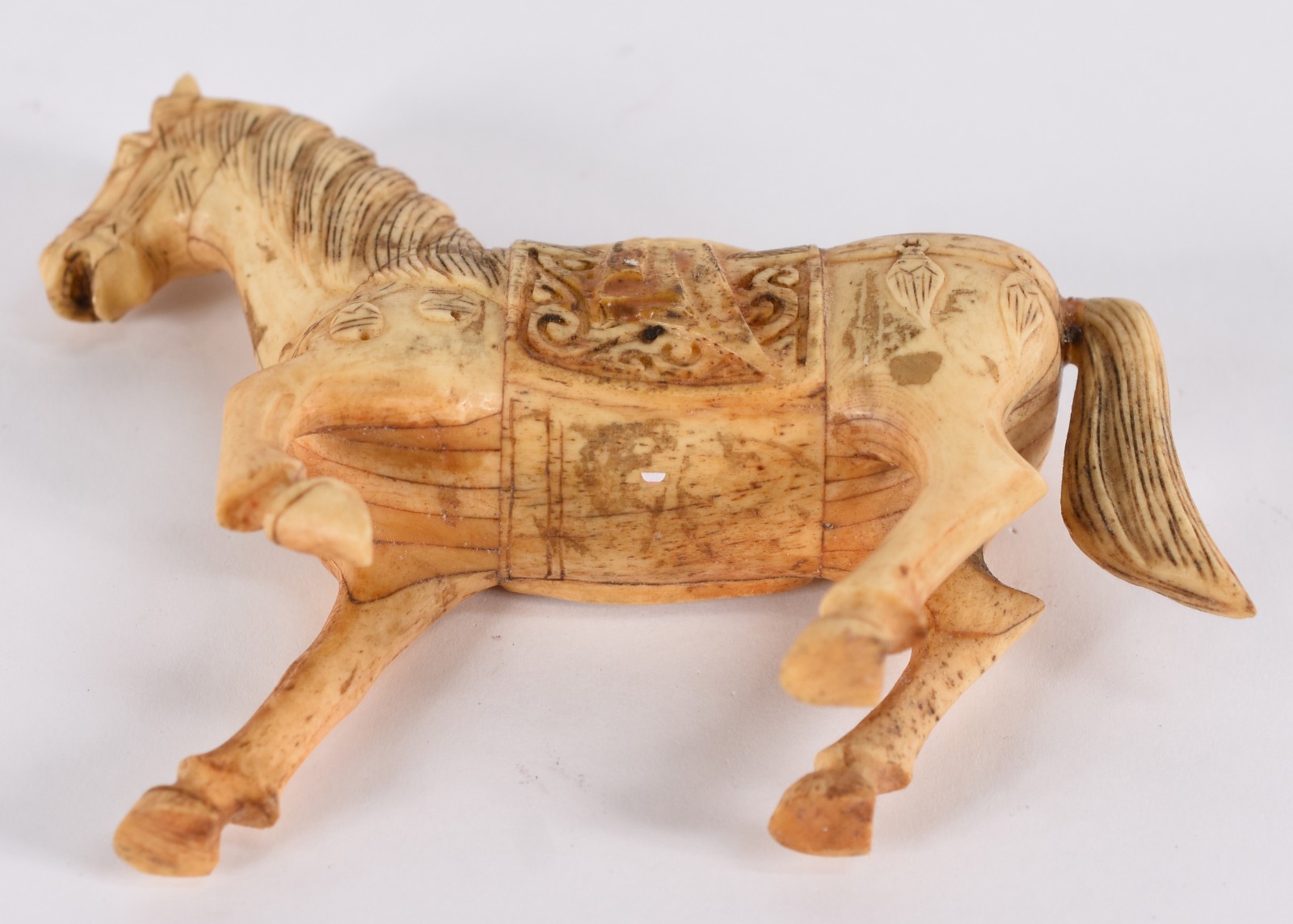 Escultura de marfim representando cavalo, com rabo colado. - foto 5 de 5
