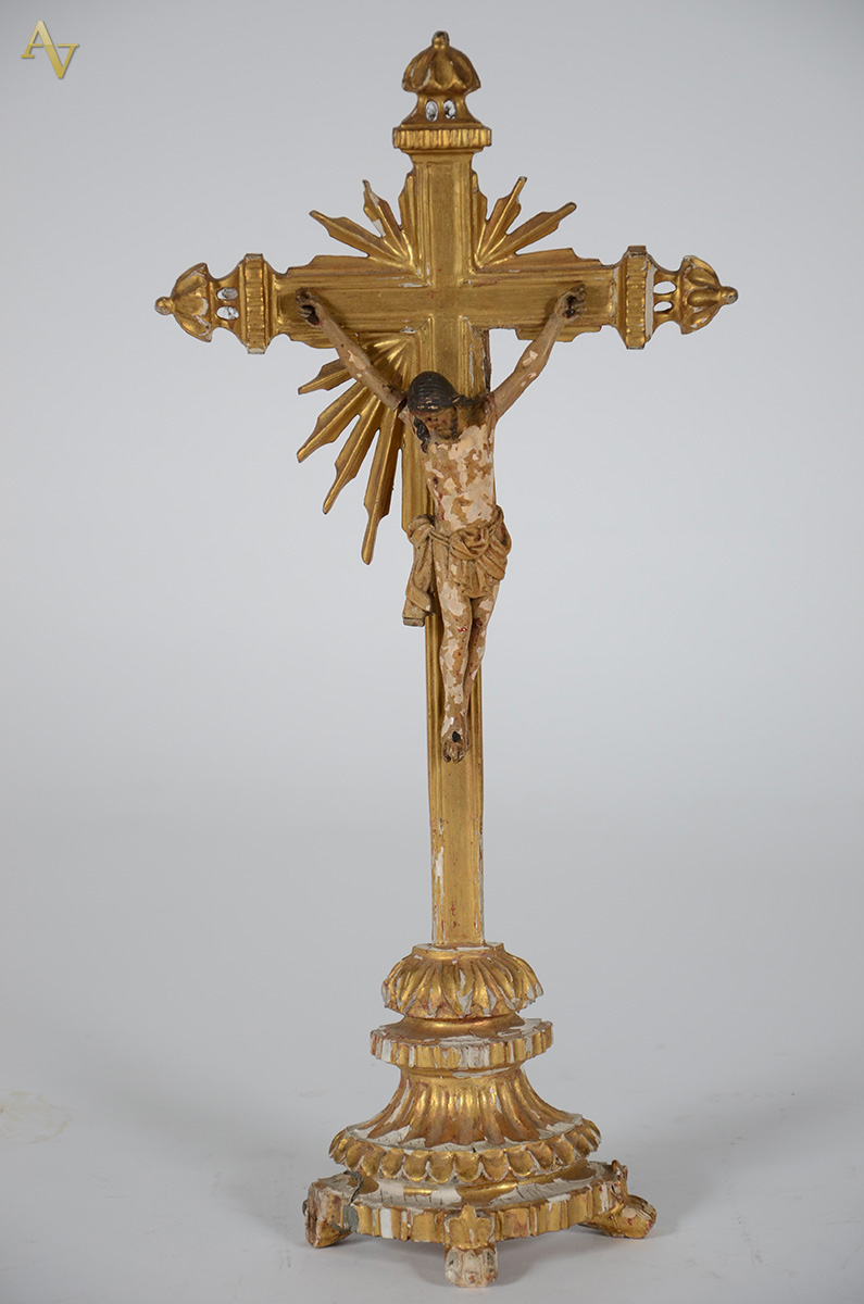 Crucifixo de madeira dourada com figura de Cristo ricamente esculpida... - foto 1 de 2