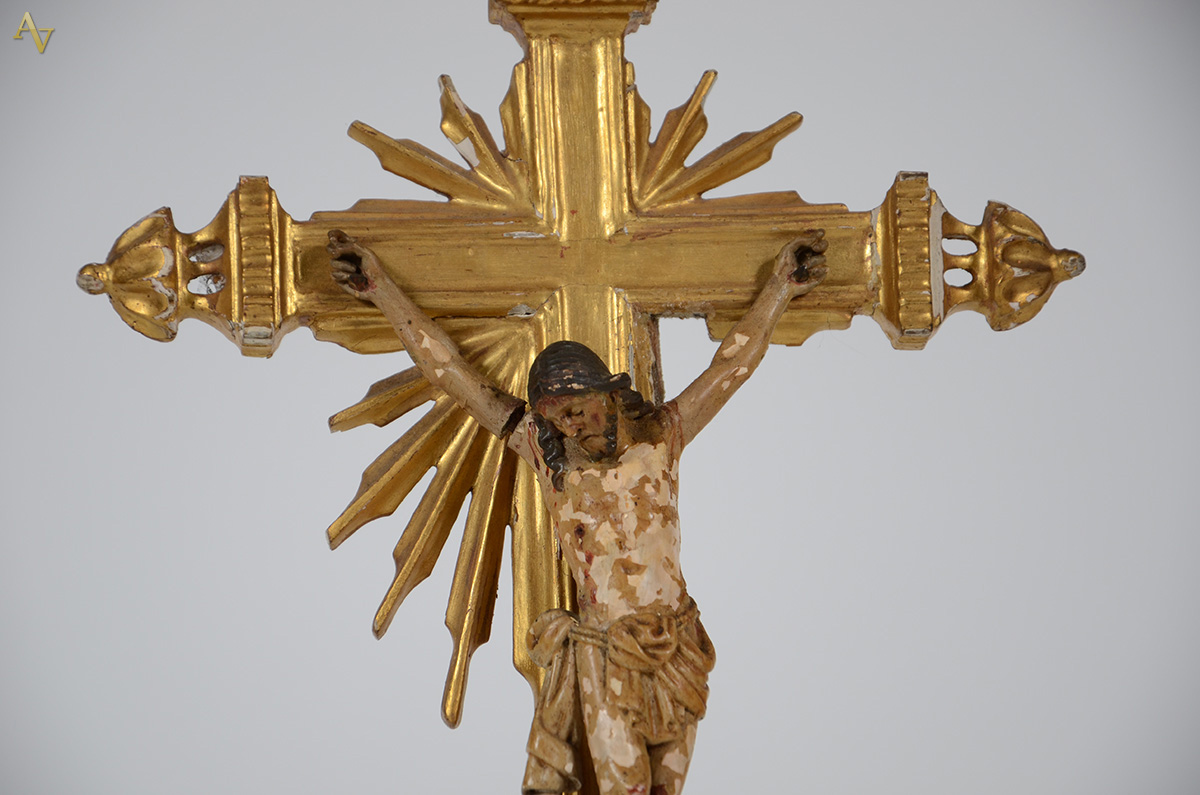 Crucifixo de madeira dourada com figura de Cristo ricamente esculpida... - foto 2 de 2