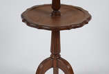 Mesa lateral de madeira nobre, feitio redondo c... - Mesa lateral de madeira nobre, feitio redondo com 2 platôs, estilo ingles. Altura 85 cm.