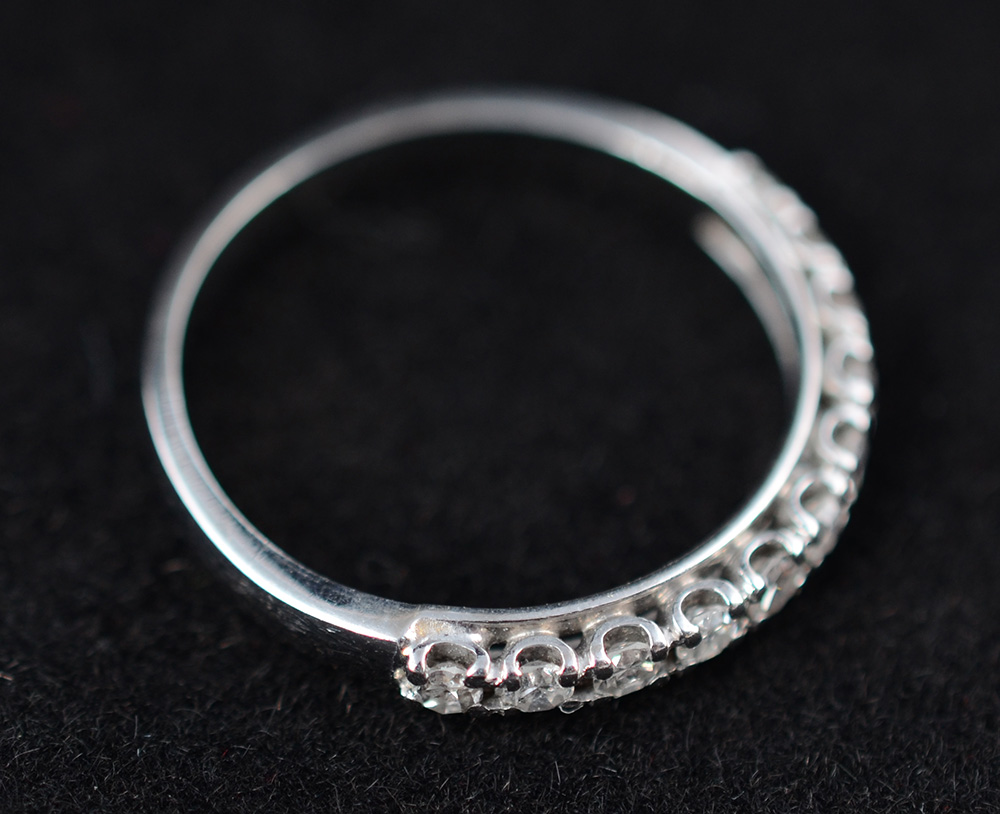 Meia aliança de platina e 11 brilhantes com 0,33 carats ( aro med. 18... - foto 1 de 3