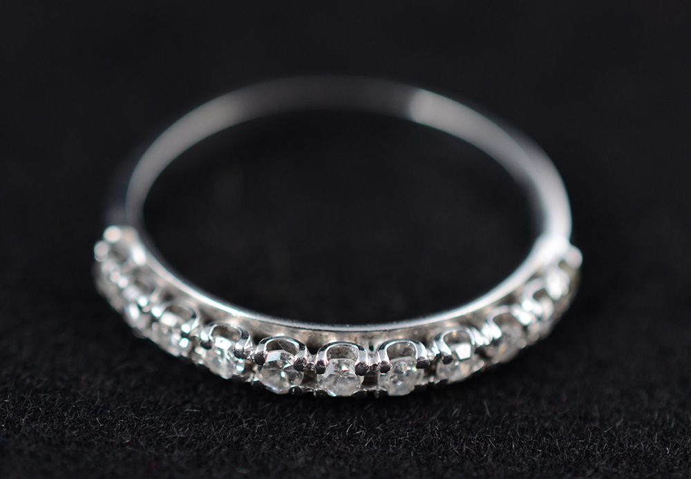 Meia aliança de platina e 11 brilhantes com 0,33 carats ( aro med. 18... - foto 2 de 3