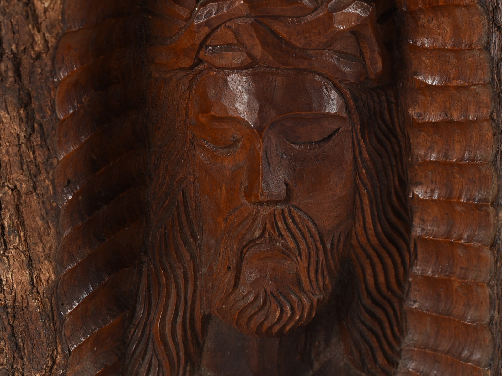 Peça de madeira entalhada com rosto de Cristo. - foto 2 de 4