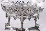 Centro de mesa de prata 875, borda vazada (queb... - Centro de mesa de prata 875, borda vazada (quebrada), interior de cristal possivelmente Bacarat lapidado em frisos. Peso da prata: 1000 g  (Por ...