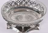 Centro de mesa de prata 875, borda vazada (queb... - Centro de mesa de prata 875, borda vazada (quebrada), interior de cristal possivelmente Bacarat lapidado em frisos. Peso da prata: 1000 g  (Por ...
