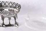 Centro de mesa de prata 875, borda vazada (queb... - Centro de mesa de prata 875, borda vazada (quebrada), interior de cristal possivelmente Bacarat lapidado em frisos. Peso da prata: 1000 g  (Por ...