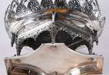 Centro de mesa de prata 875, borda vazada (queb... - Centro de mesa de prata 875, borda vazada (quebrada), interior de cristal possivelmente Bacarat lapidado em frisos. Peso da prata: 1000 g  (Por ...