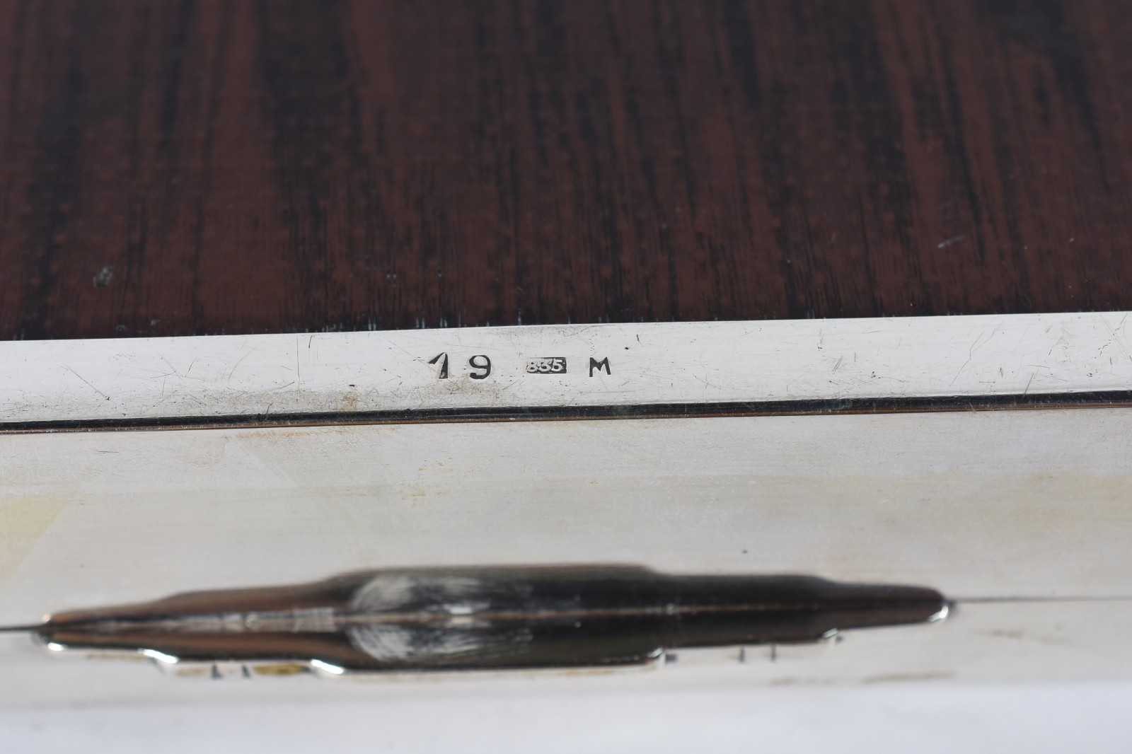 Duas peças de prata contrastada, sendo caixa cigarreira com interior... - foto 4 de 5
