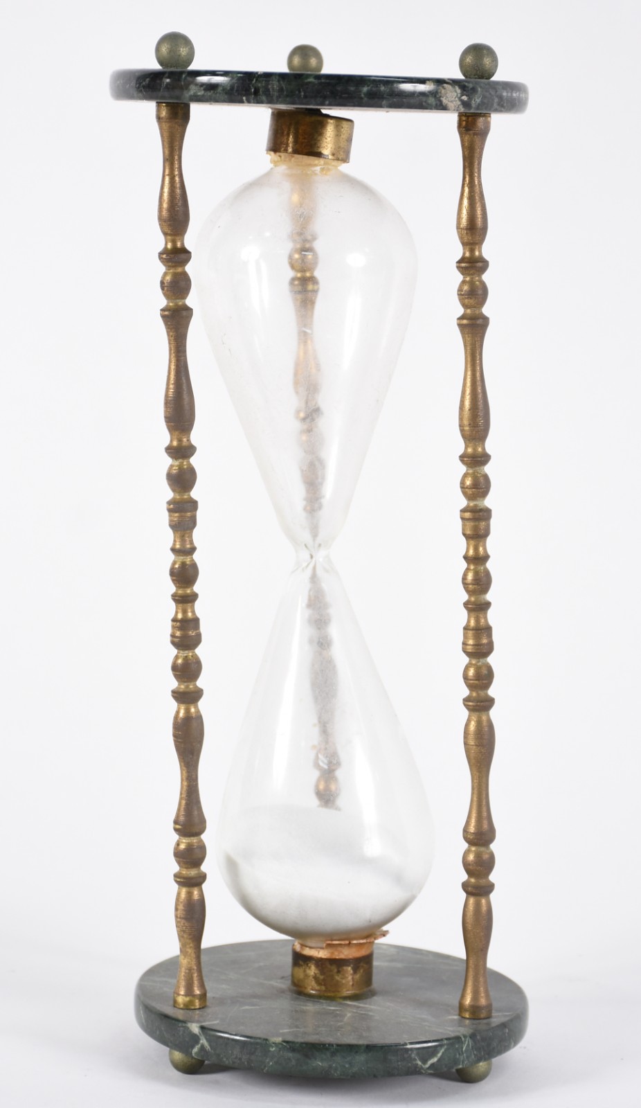 Ampulheta de vidro com suporte de metal dourado e base de mármore... - foto 1 de 4