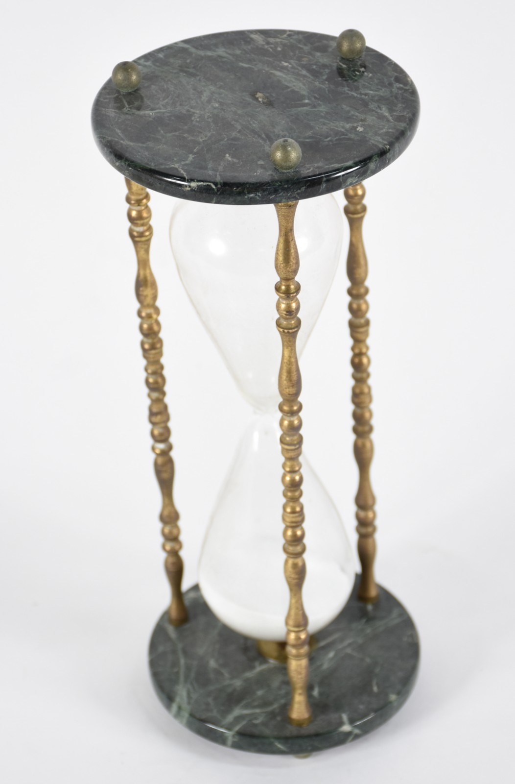 Ampulheta de vidro com suporte de metal dourado e base de mármore... - foto 2 de 4