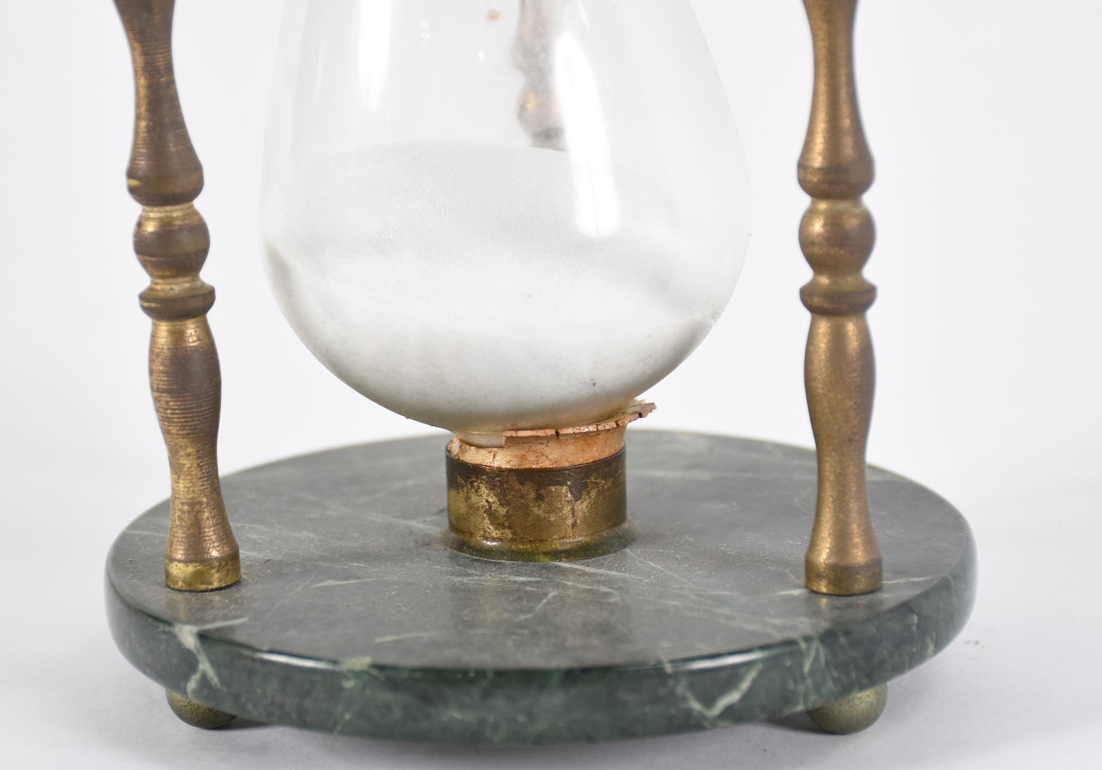 Ampulheta de vidro com suporte de metal dourado e base de mármore... - foto 3 de 4
