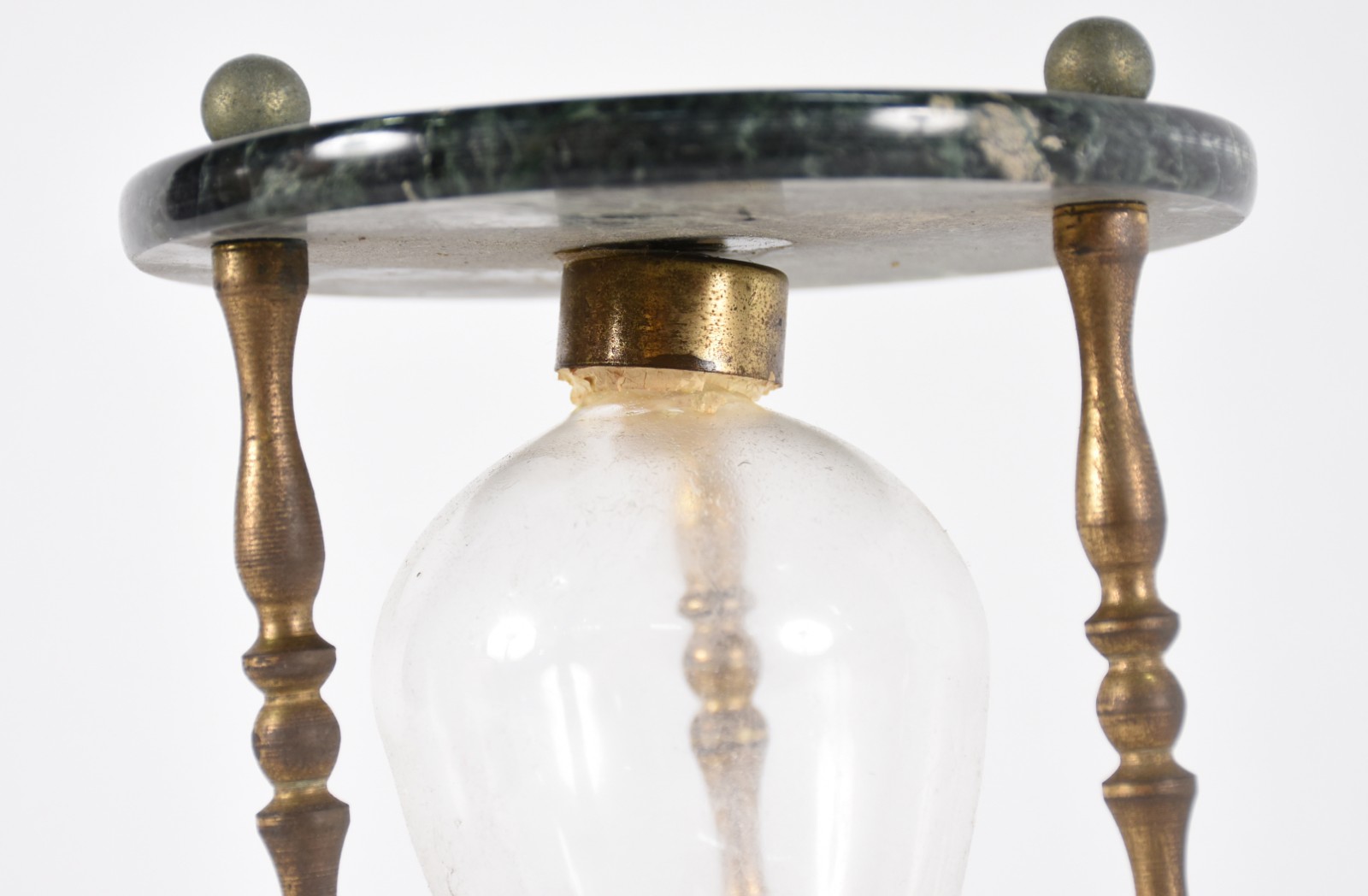 Ampulheta de vidro com suporte de metal dourado e base de mármore... - foto 4 de 4