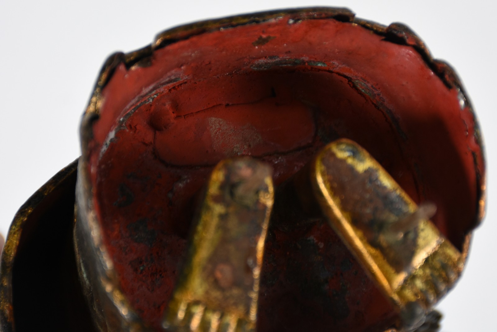 Escultura de metal dourado representando "Divindade", peanha de... - foto 4 de 7
