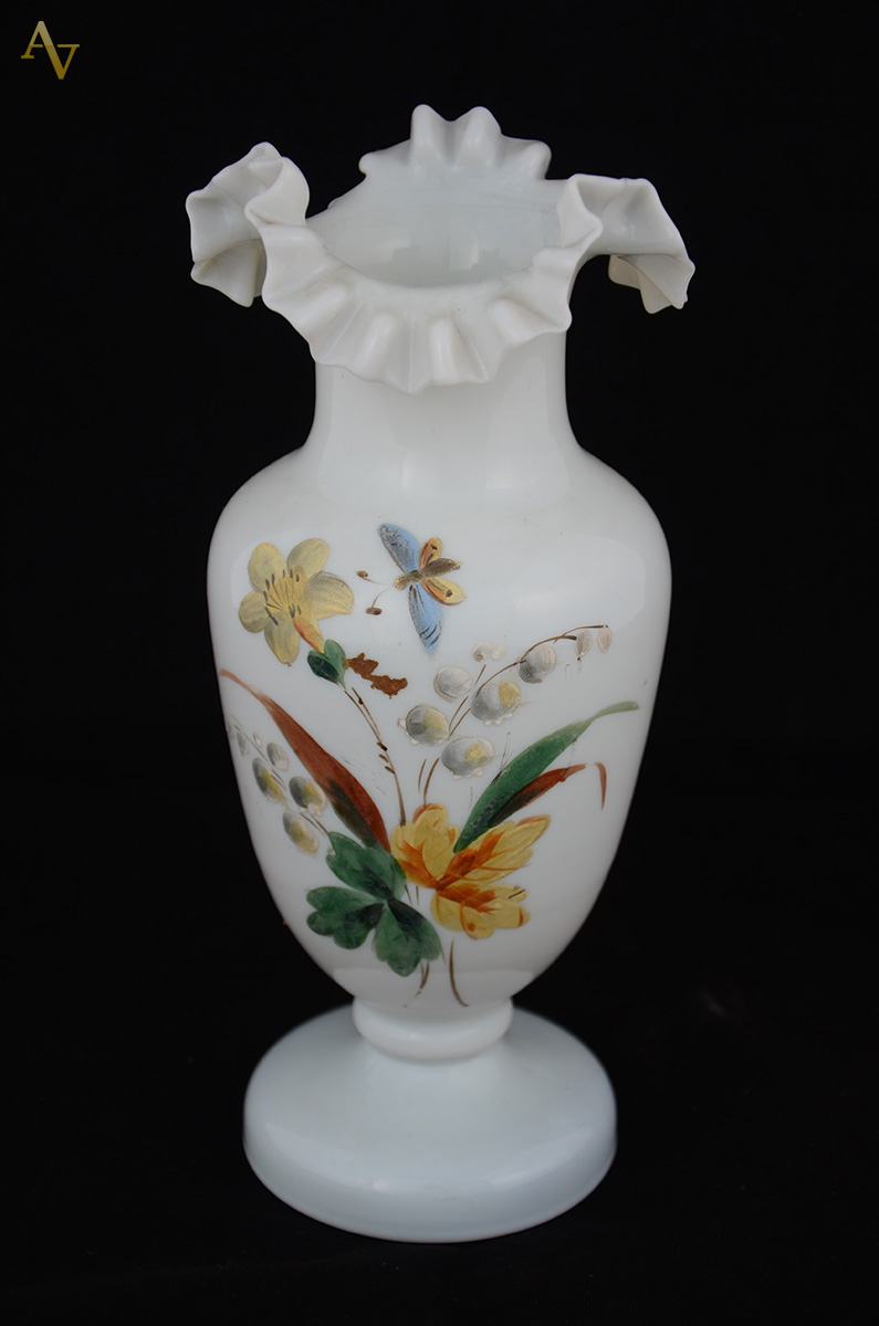Vaso de opalina branca, borda no formato de babado. Altura: 24 cm - foto 1 de 2