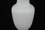 Vaso de opalina branca, borda no formato de bab... - Vaso de opalina branca, borda no formato de babado. Altura: 24 cm
