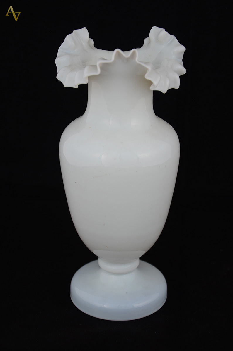 Vaso de opalina branca, borda no formato de babado. Altura: 24 cm - foto 2 de 2