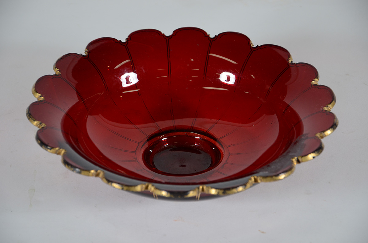 Fruteira de cristal rubi com borda em gomos, diâmetro 27 cm. - foto 2 de 2