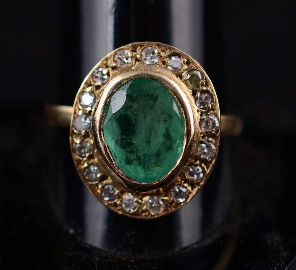 Anel de ouro 18 k com esmeralda e 16 brilhantes, peso 3,9 g.