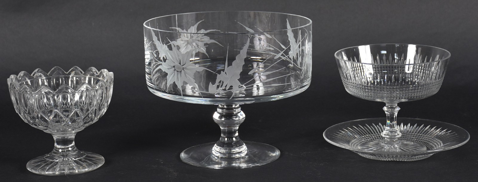Três peças de cristal sendo, fruteira, compoteira com presentoir (sem... - foto 1 de 5
