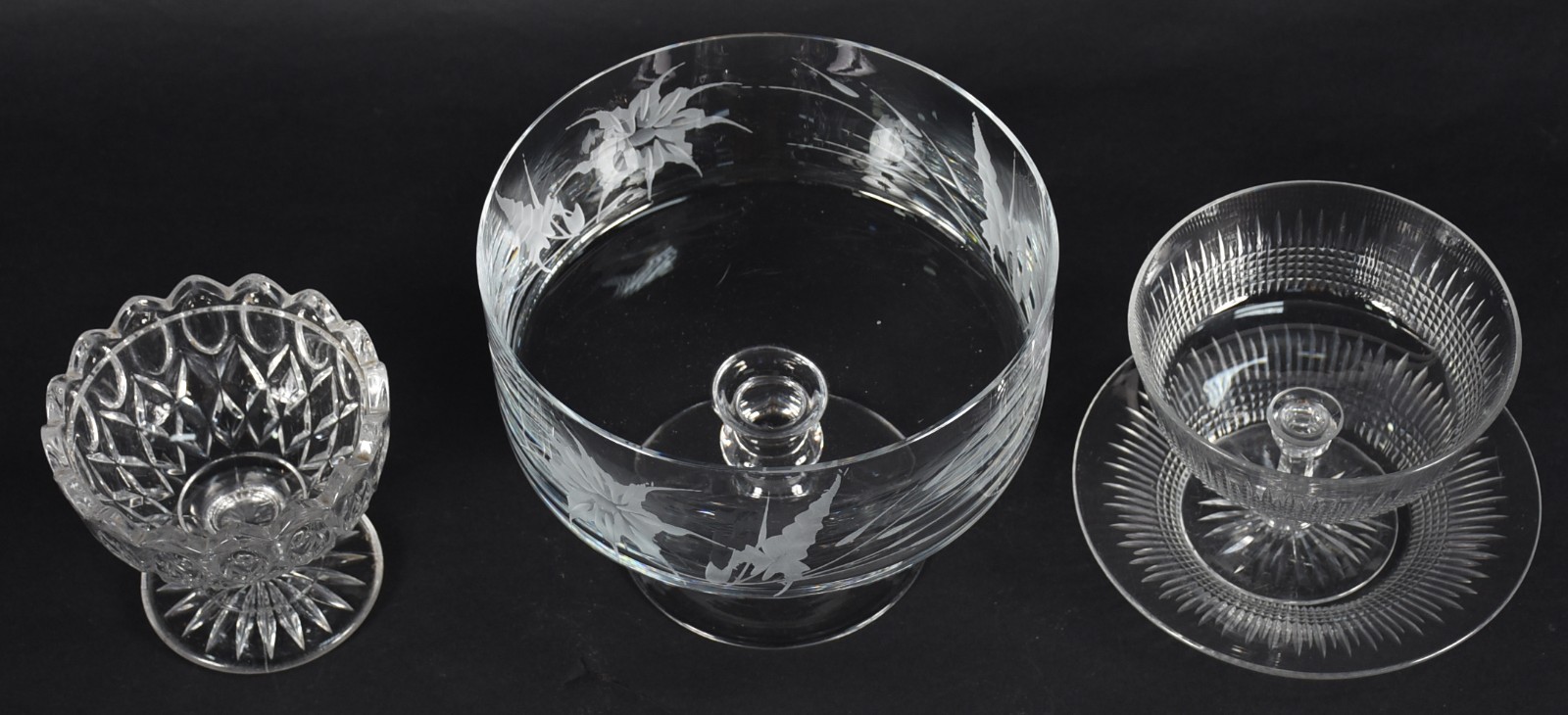 Três peças de cristal sendo, fruteira, compoteira com presentoir (sem... - foto 2 de 5