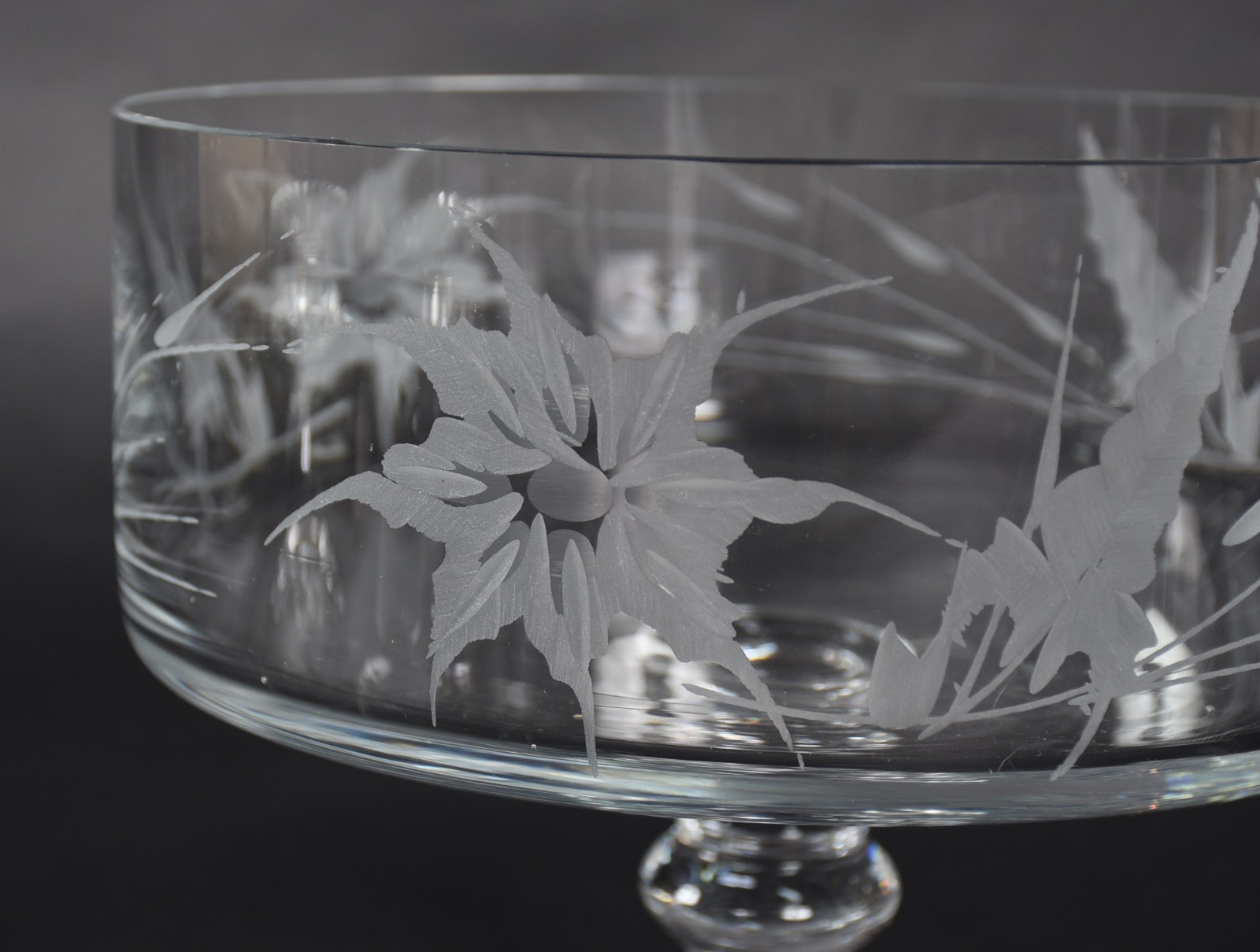 Três peças de cristal sendo, fruteira, compoteira com presentoir (sem... - foto 3 de 5