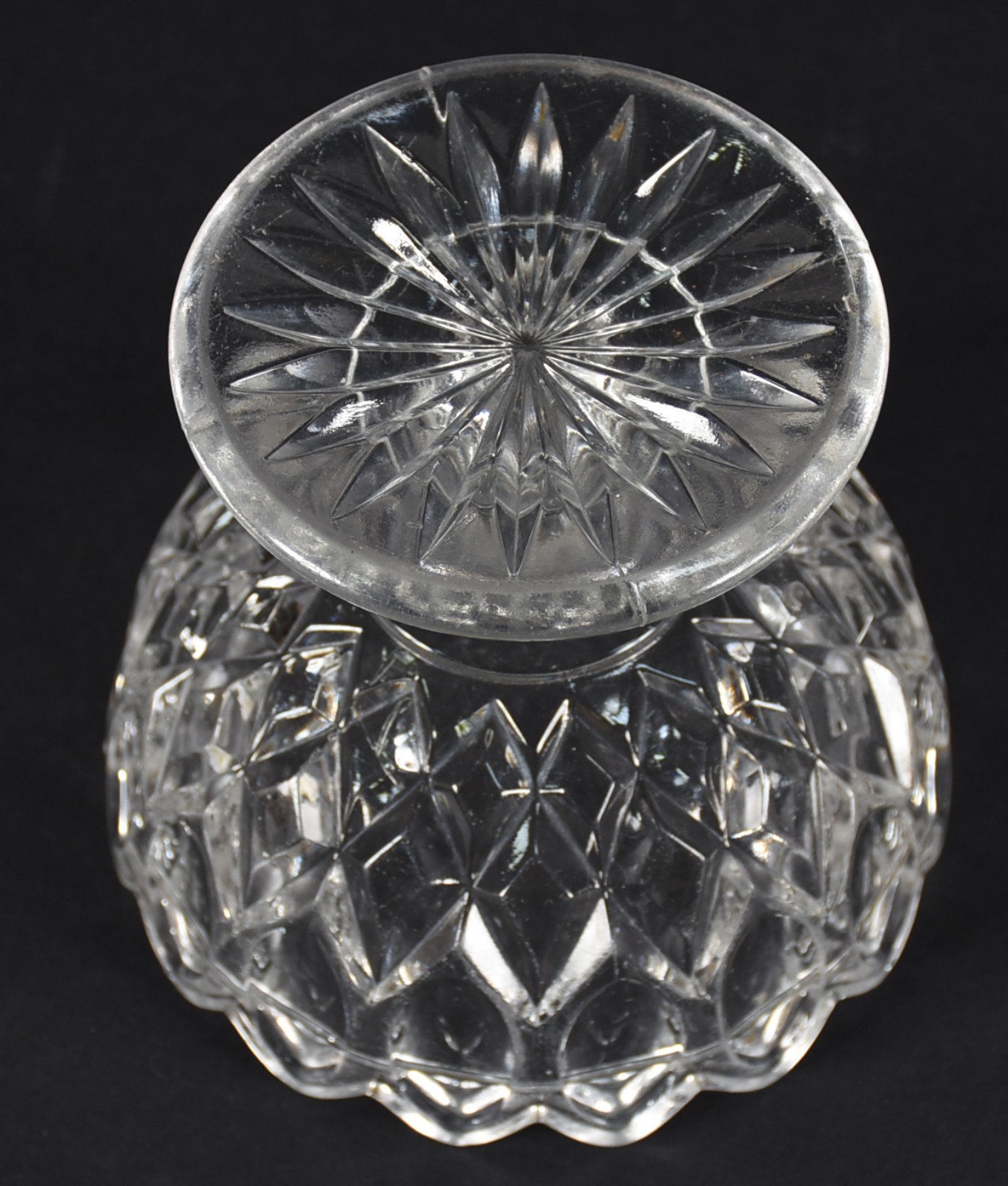 Três peças de cristal sendo, fruteira, compoteira com presentoir (sem... - foto 4 de 5