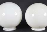 Par de grandes globos de vidro opalinado branco - Par de grandes globos de vidro opalinado branco