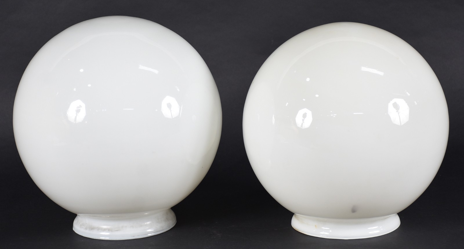 Par de grandes globos de vidro opalinado branco - foto 1 de 3