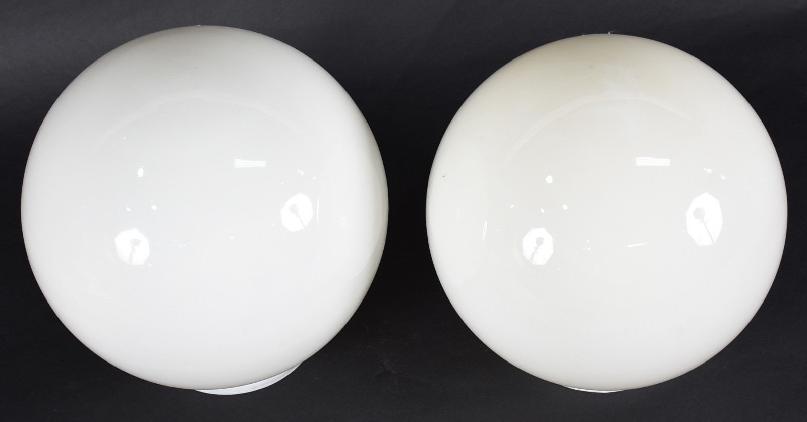 Par de grandes globos de vidro opalinado branco - foto 2 de 3