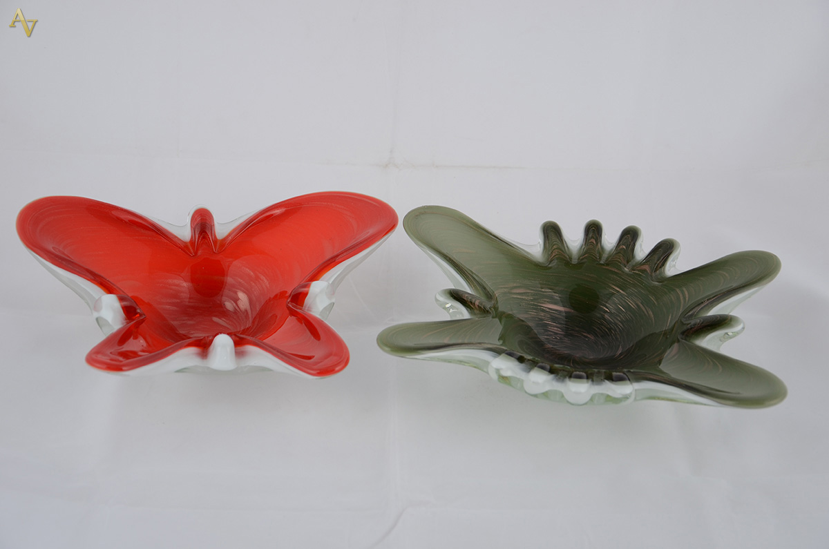 Dois bowls em murano em forma de borboleta (largura: 28 cm, altura...